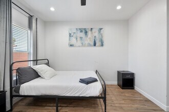 275 Gateway Dr in Phoenix, AZ - Building Photo - Building Photo