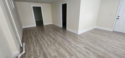 2583 Main St, Unit First floor in Bridgeport, CT - Foto de edificio - Building Photo