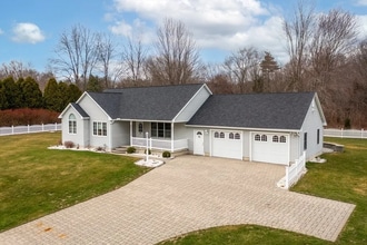 15 Holly Cir in Easthampton, MA - Building Photo - Building Photo