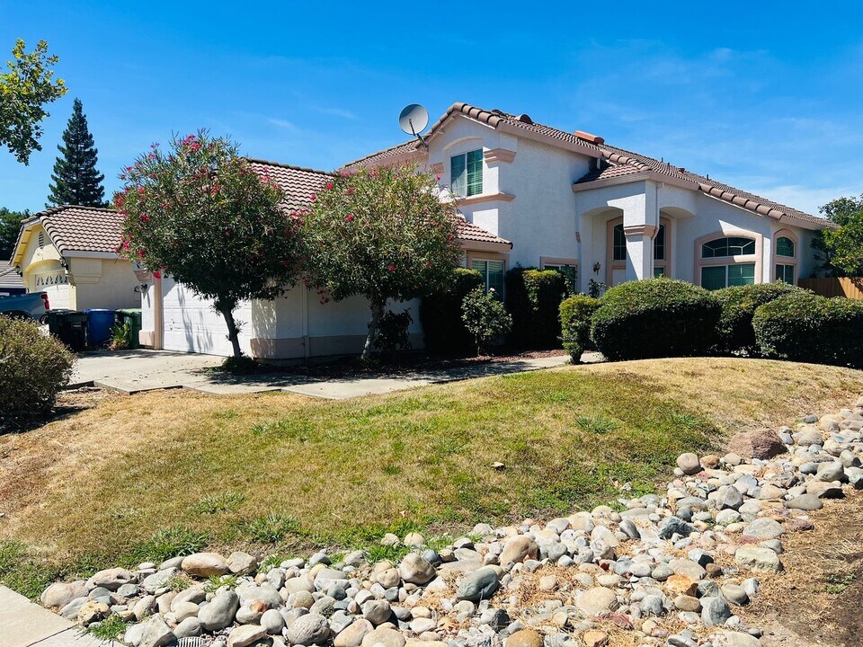 8581 Summer Vista Ct in Elk Grove, CA - Foto de edificio