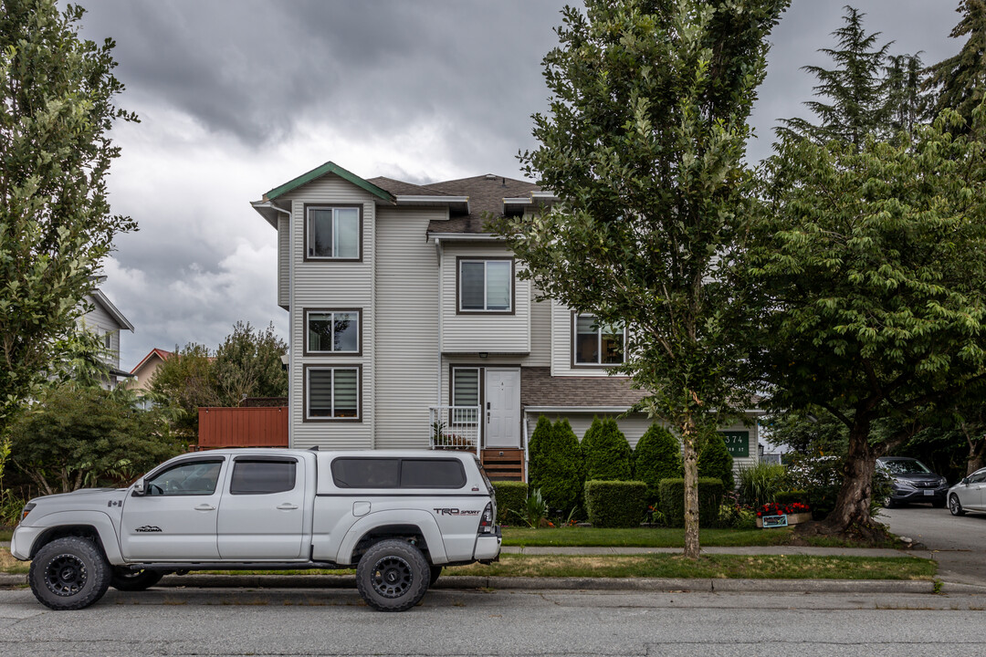 3374 Sefton St in Port Coquitlam, BC - Building Photo