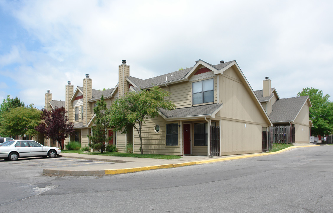 Lorimar Townhomes in Lawrence, KS - Building Photo