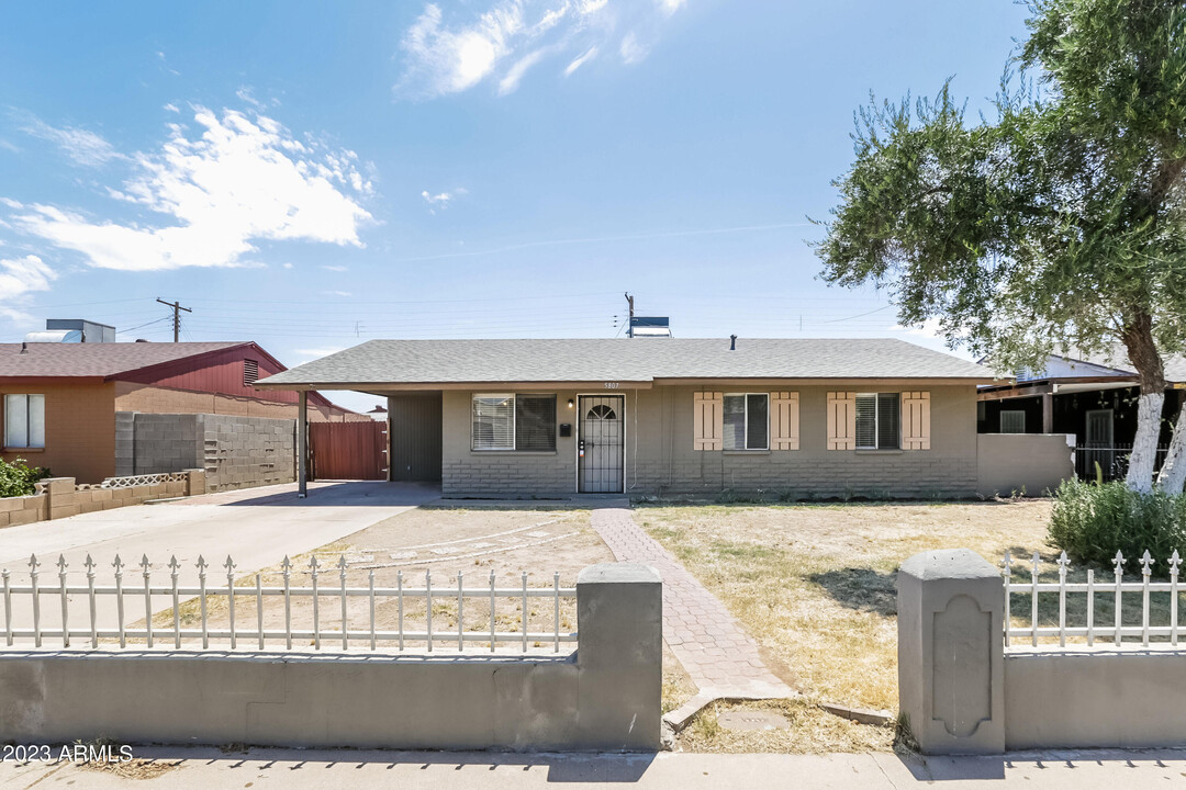 5807 W Osborn Rd in Phoenix, AZ - Building Photo