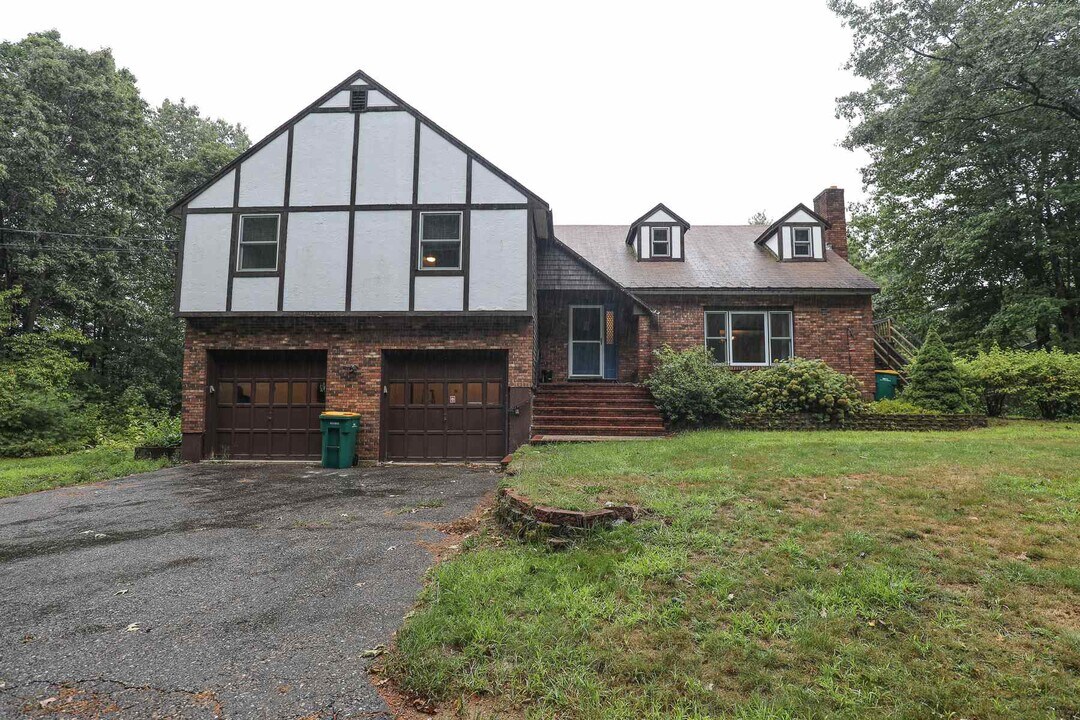 63 Mill Rd in Kingston, NH - Building Photo