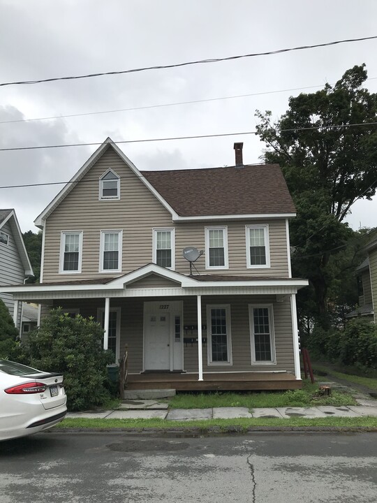 1227 East St, Unit Apt #1 in Honesdale, PA - Foto de edificio