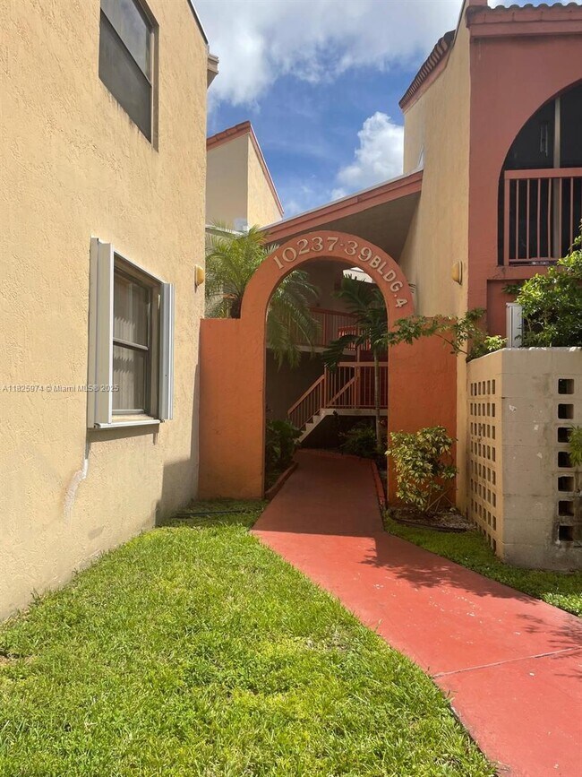 10237 NW 9th St Cir in Miami, FL - Building Photo - Building Photo