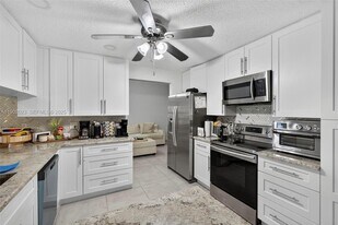 100 Miramar Ave in Royal Palm Beach, FL - Building Photo