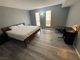4640 Koval Ln in Las Vegas, NV - Building Photo