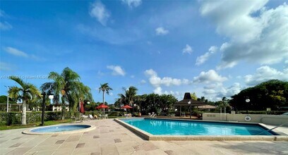 8054 Camino Ct in Miami, FL - Building Photo - Building Photo