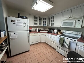 1243 Beacon St, Unit 3A in Brookline, MA - Building Photo - Building Photo
