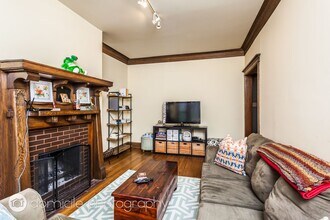 3747 N Pine Grove Ave, Unit 1 in Chicago, IL - Foto de edificio - Building Photo