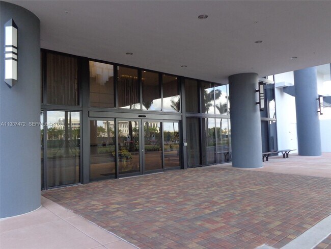 5300 Paseo Blvd in Doral, FL - Building Photo - Building Photo