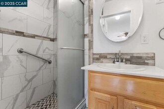 987 Vía Bregani in San Lorenzo, CA - Building Photo - Building Photo