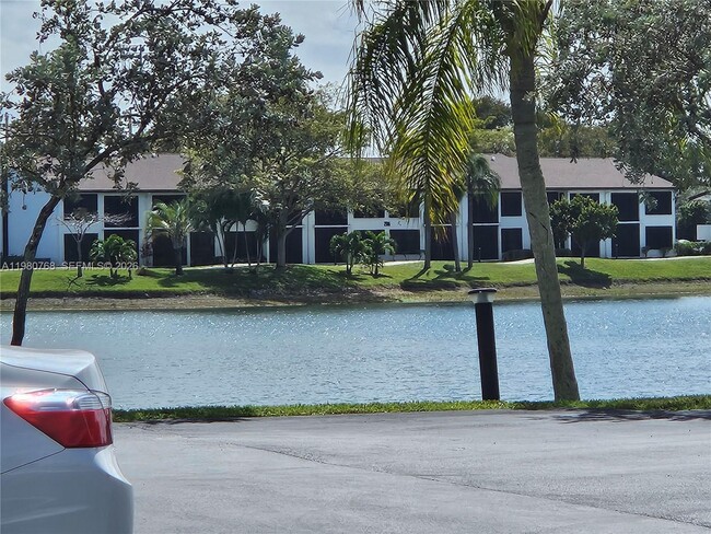 216 Lake Pointe Dr in Oakland Park, FL - Building Photo - Building Photo