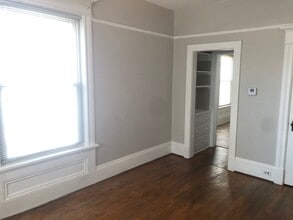 705 E Walnut St in Bloomington, IL - Building Photo - Building Photo