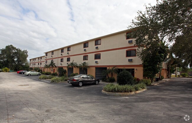 7525 83rd St N in Seminole, FL - Building Photo
