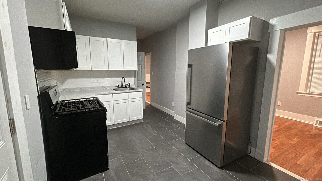 27 Benton St in Hamden, CT - Building Photo