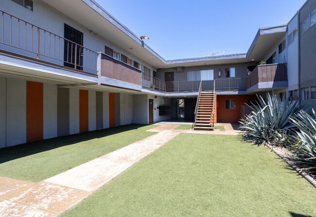 14612 Saticoy St in Los Angeles, CA - Building Photo - Building Photo