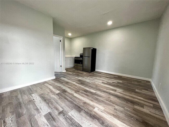 806 NW 7th Terrace-Unit -22 in Hallandale Beach, FL - Building Photo - Building Photo