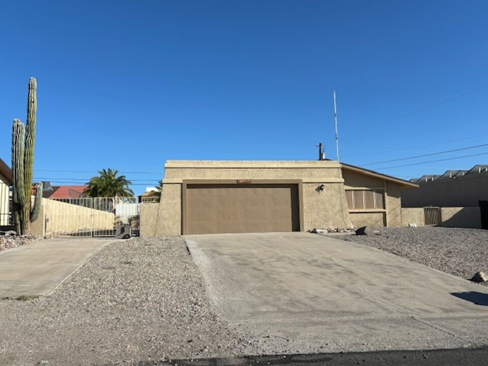 3560 Big Chief Dr in Lake Havasu City, AZ - Foto de edificio