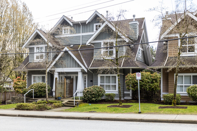 2688 Mountain Hwy in North Vancouver, BC - Building Photo - Building Photo