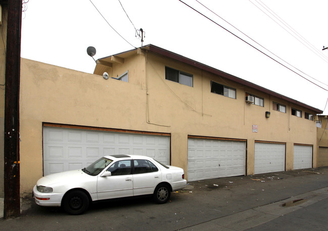 325 E Leatrice Ln in Anaheim, CA - Building Photo - Building Photo