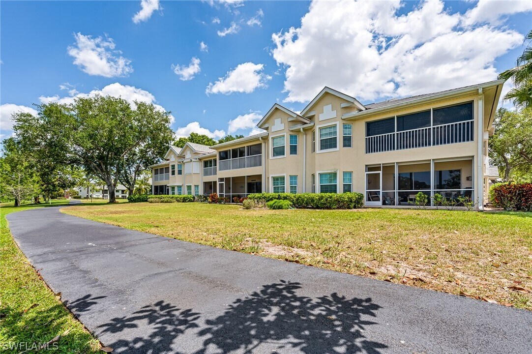 2847 Aintree Ln in Naples, FL - Building Photo