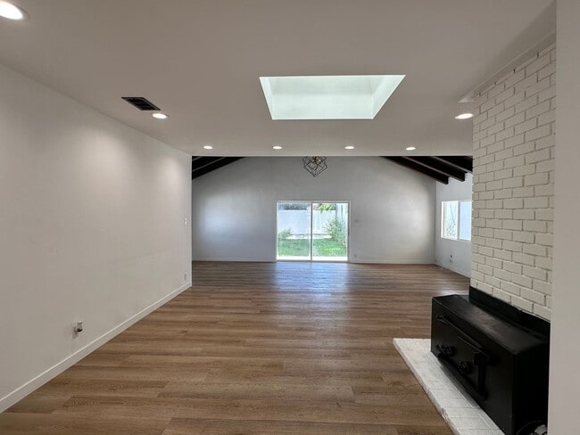 20336 Cantara St in Los Angeles, CA - Building Photo - Building Photo