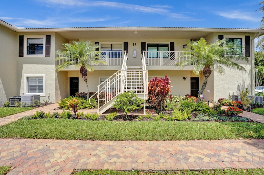 19 Stratford Dr in Boynton Beach, FL - Building Photo