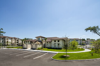 The Pines Apartments in DeLand, FL - Foto de edificio - Building Photo