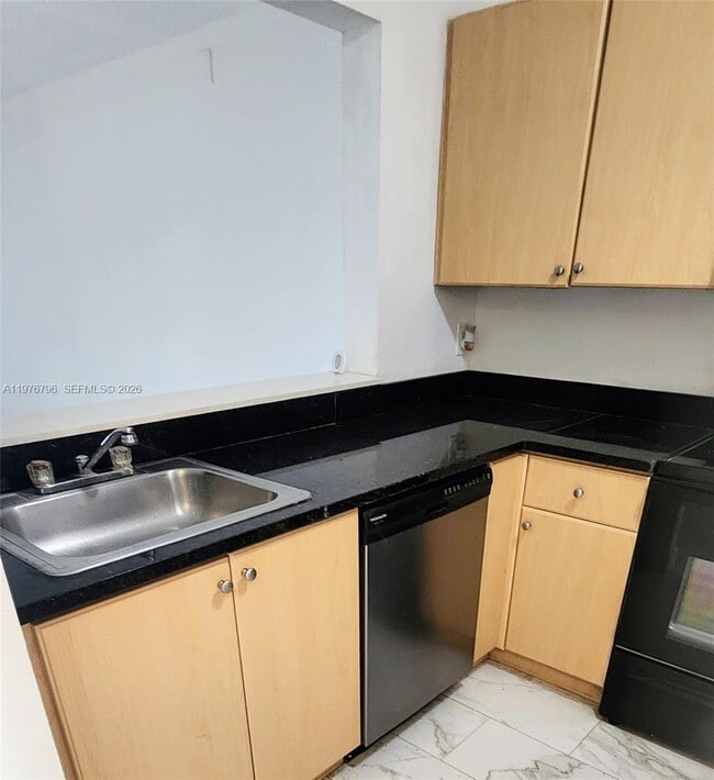 902 NE 209th St in Miami, FL - Building Photo - Building Photo