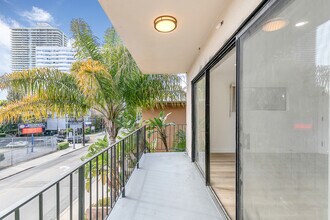 1310 S Barrington Ave in Los Angeles, CA - Building Photo - Building Photo