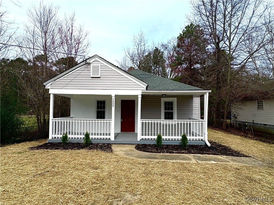 3608 Dupuy Rd in Ettrick, VA - Foto de edificio