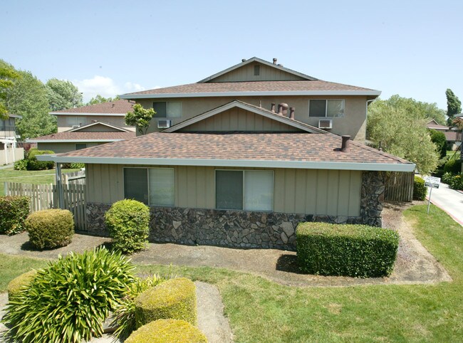 Santa Alicia Apartments in Rohnert Park, CA - Building Photo - Building Photo