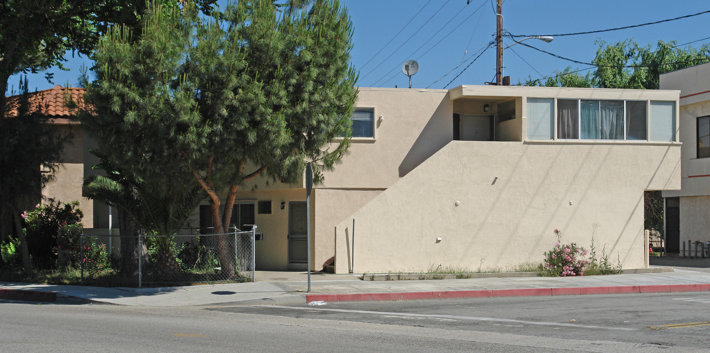 24310 Newhall Ave in Newhall, CA - Building Photo