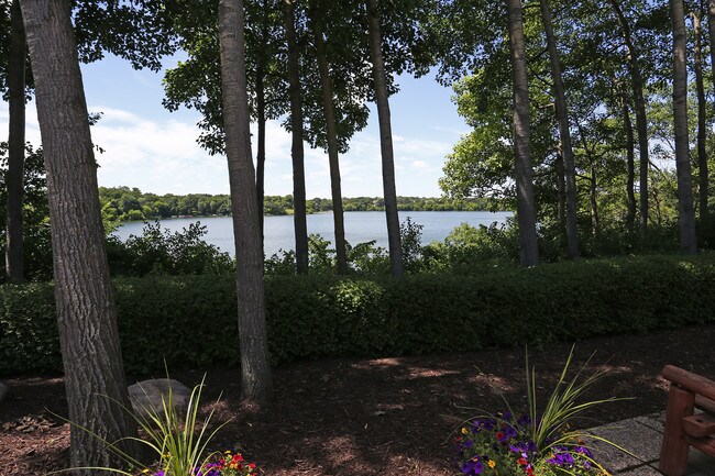 Lake Susan Apartments in Chanhassen, MN - Building Photo - Building Photo