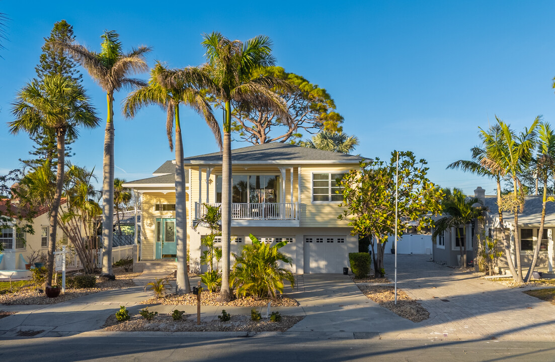 104 44th Ave in St Pete Beach, FL - Foto de edificio