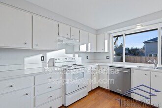 19300 SW Hennig St in Beaverton, OR - Building Photo - Building Photo