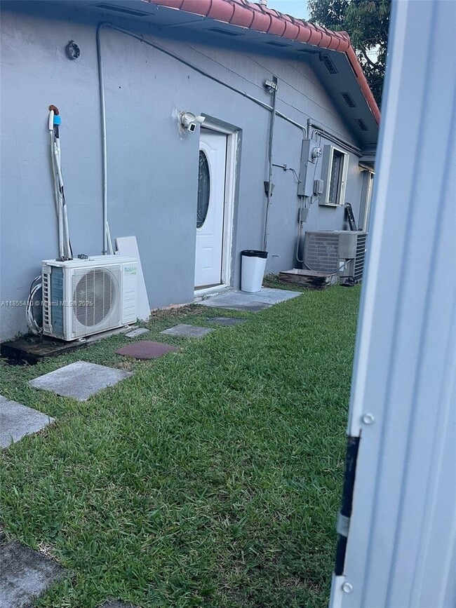1090 W 60th St in Hialeah, FL - Building Photo - Building Photo