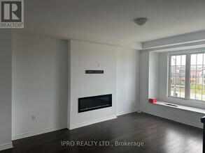 3040 John McKay Blvd in Oakville, ON - Building Photo - Building Photo