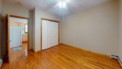 64 Paris St, Unit 1 in Medford, MA - Foto de edificio - Building Photo