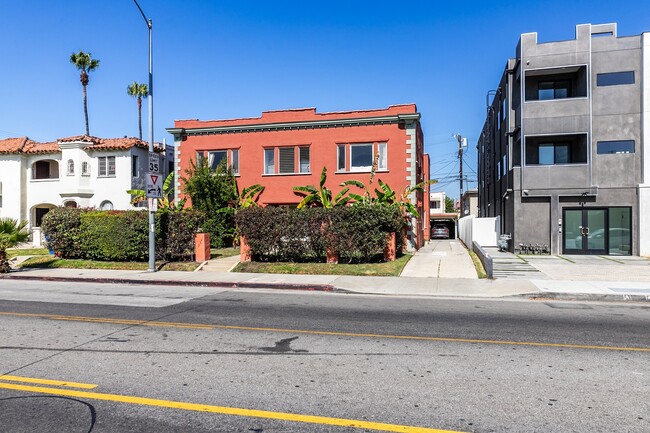 1451 S Fairfax Ave in Los Angeles, CA - Building Photo - Building Photo