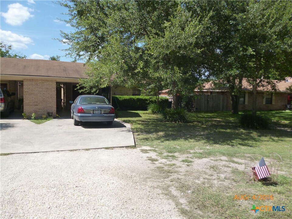 1640 Old Marion Rd in New Braunfels, TX - Building Photo