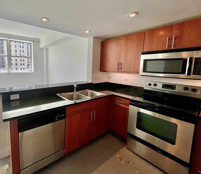 101 E Flagler St, Unit 707 in Miami, FL - Building Photo - Building Photo