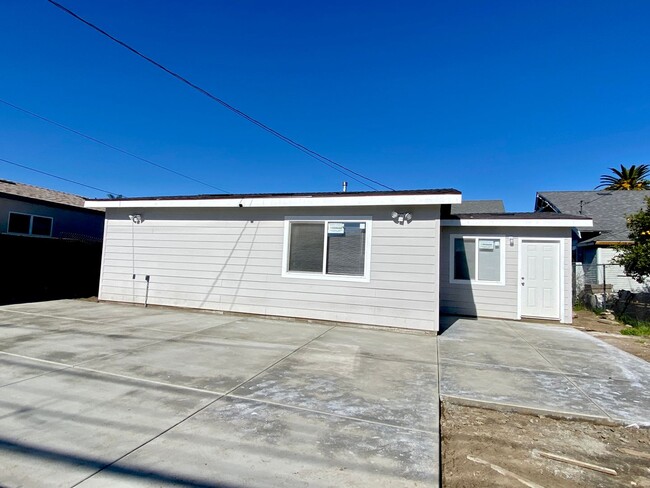 property at 748 Hawthorne Pl