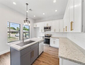 4818 Paula St in Houston, TX - Building Photo - Building Photo