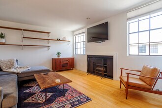 740 N Kings Rd, Unit 318 in Los Angeles, CA - Building Photo - Building Photo