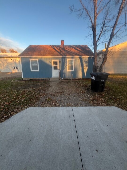 620 S Rowley St in Mitchell, SD - Foto de edificio