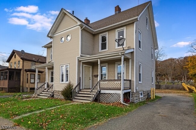 8 Woodside Ave in Newton, NJ - Building Photo - Building Photo