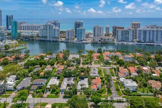 5915 La Gorce Dr in Miami Beach, FL - Building Photo - Building Photo